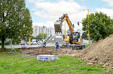 Sorozatos csőtörések miatti felújítások a város egyik jelentős vezetékszakaszán